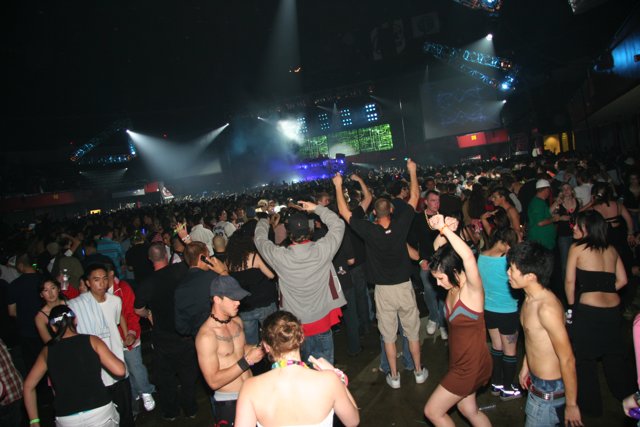 Lively Crowd at 2006 NYE Night Club Concert