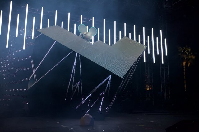 Illuminating the Stage with a White Cube