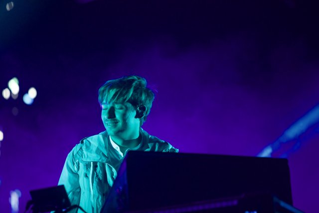 Flume's Electrifying Piano Performance