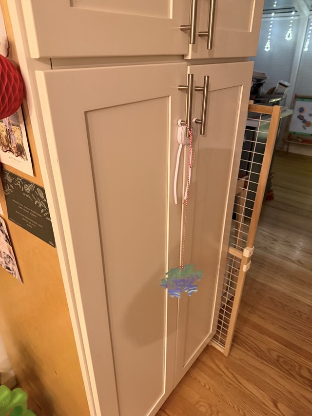 White Shaker Style Kitchen Cabinet with Decorative Ornament