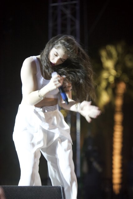 Lorde Takes the Stage in Chic White Outfit