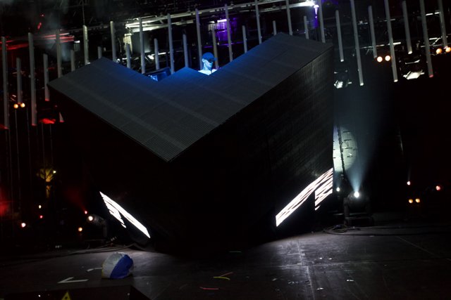 Black Cube Lights Up the Stage