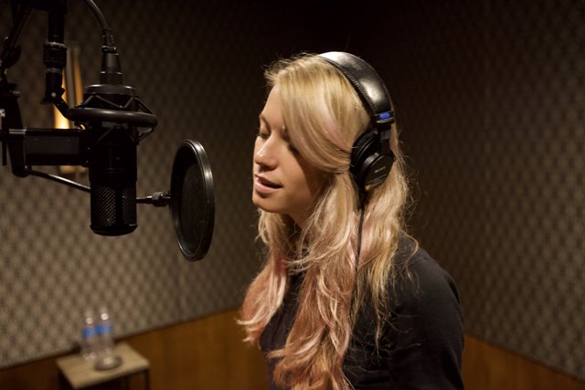 Anabel Englund Sings Her Heart Out