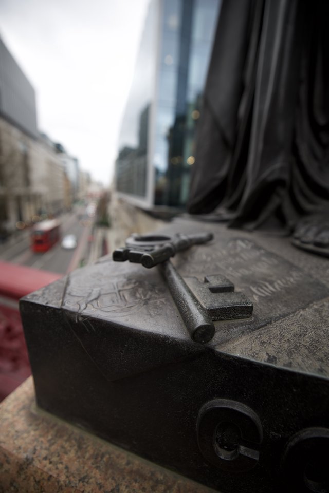 The Key to London: Symbolic Sculpture on Urban Ledge