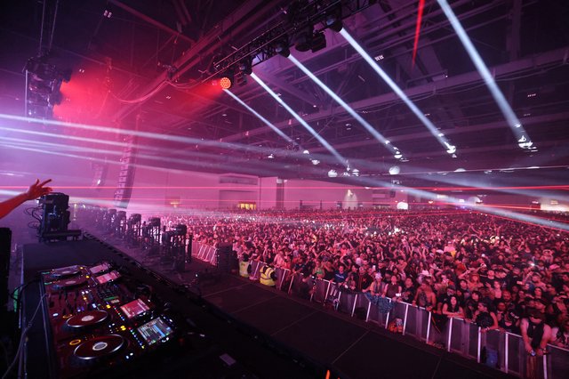 Massive EDM Crowd Ignites Wobbleland Festival 2026
