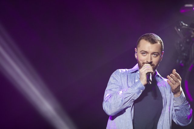 Sam Smith's Electrifying Solo Performance