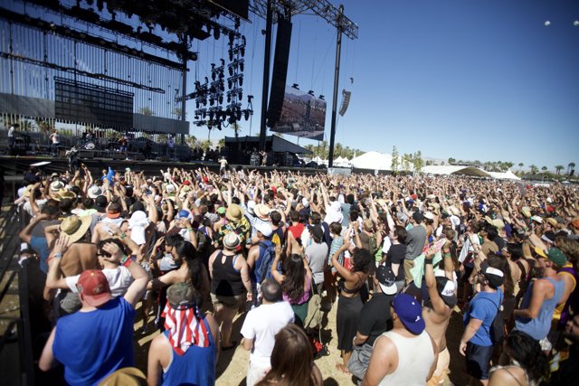 Coachella Crowd Enjoys Saturday Night Concert