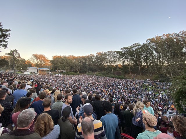 Jamming to the Beat: A Crowd of 41 People at the Golden Gate Park Concert with Arman İnci