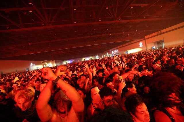 Massive Crowd Surges Under Red Light at Wobbleland