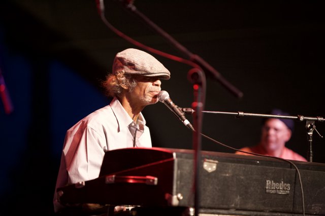 Damien Leake Entertains Crowd with Keyboard Performance at 2010 Coachella Friday