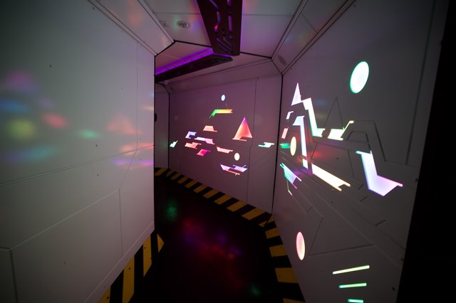 Interactive Light Projection in Geometric Installation Space