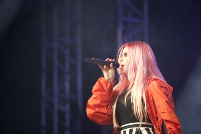Pink-Haired Singer Takes Center Stage
