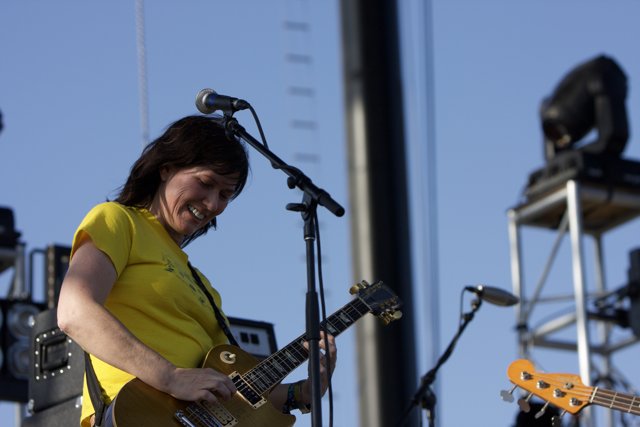 Kim Deal rocks Coachella with her electric guitar