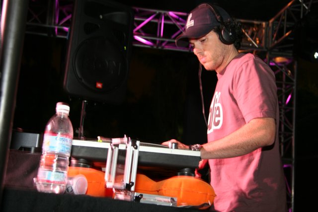 DJ Red: Entertaining the NYE 2005 Crowd