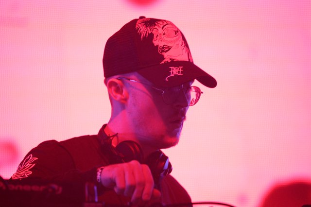 DJ Performs Under Red Lights at Wobbleland 2026
