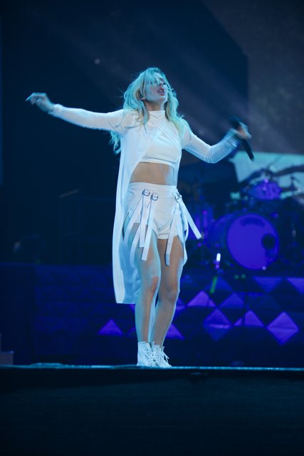 Ellie Goulding Commands the Stage at Coachella 2016