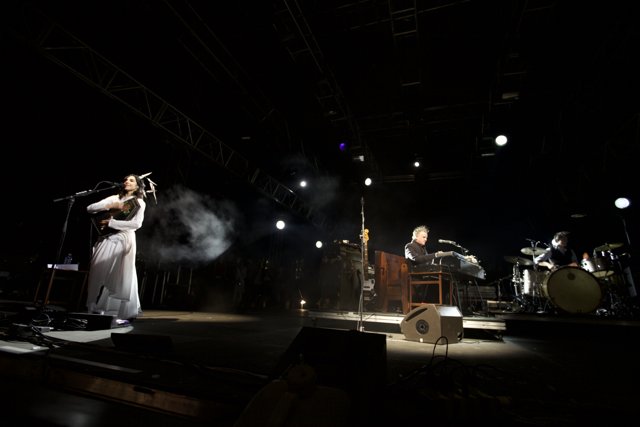 Smoke and Sounds: PJ Harvey's Electrifying Performance
