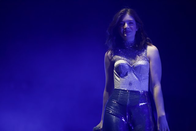 The Shimmering Performance of Lorde