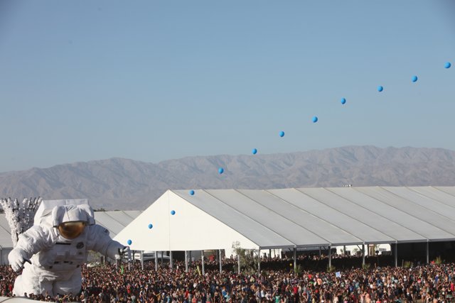 Epic Crowd at Coachella 2014