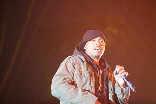 Nas Rocks the Stage in Hat and Jacket