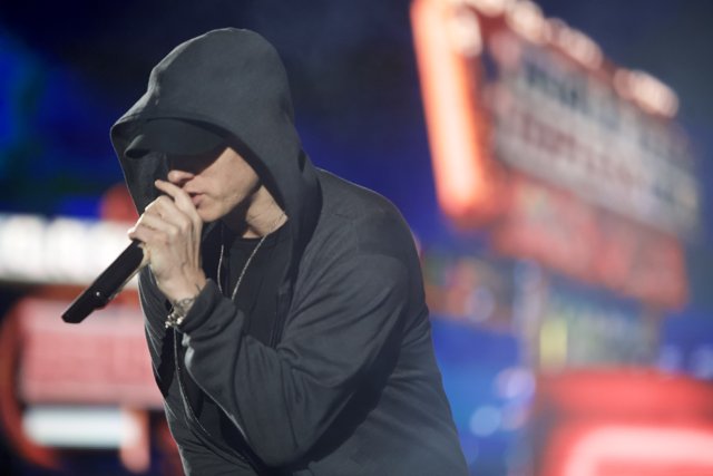 Eminem Rocks the Stage at the 2013 MTV Music Awards