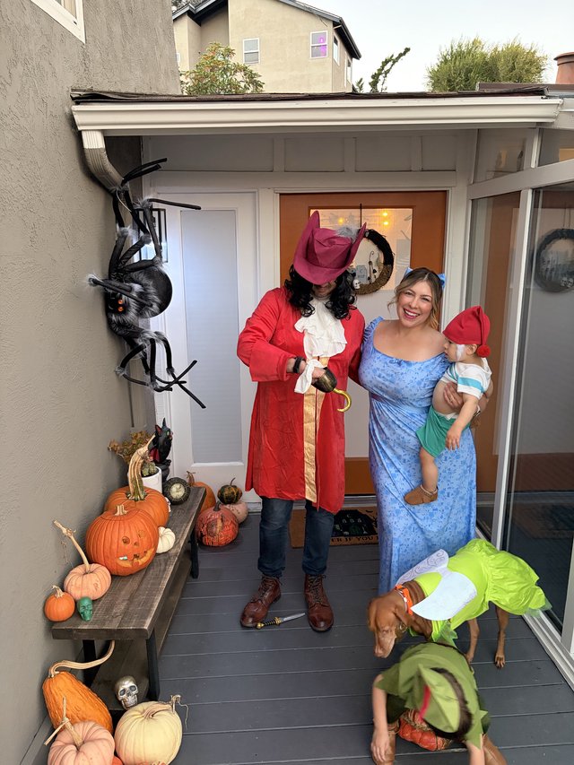 Family Halloween Costumes: Peter Pan Theme Celebration