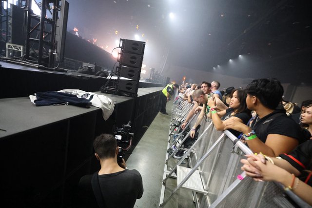 Front Row Fans Press Against Barrier at Wobbleland