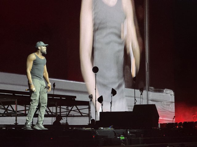 Commanding the Stage