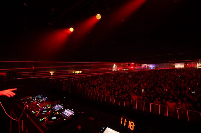 DJ Overlooks Massive Crowd at Wobbleland Festival 2026