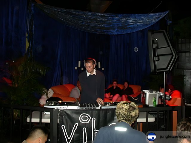 Jeff T Rocks the Club with his DJ Set
