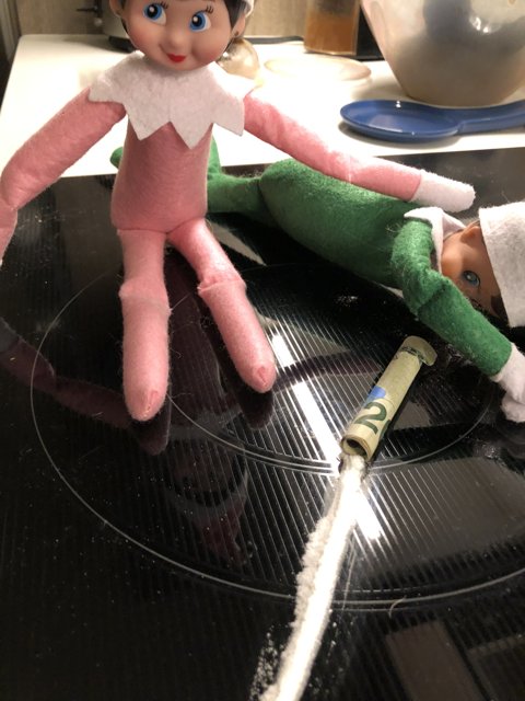 Elf Dolls Cleaning Duty