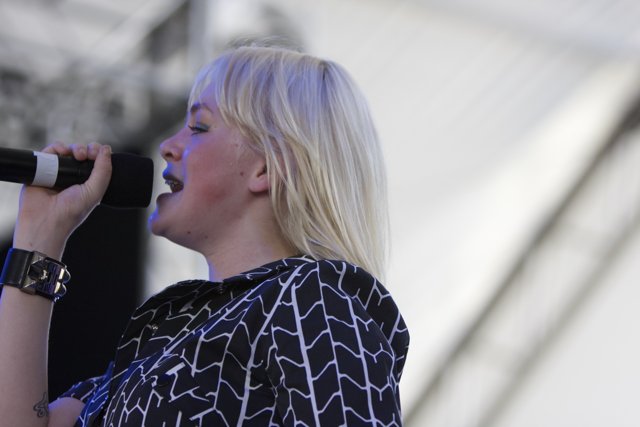 Blonde Bombshell Belts Out Tunes at Coachella