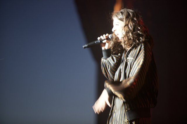 Lorde Electrifies the Crowd with her Solo Performance