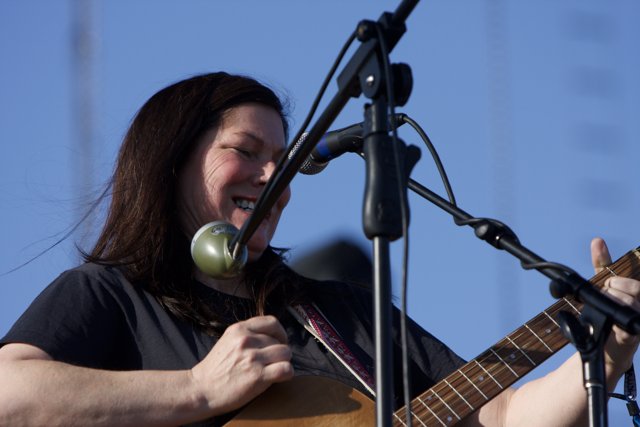 Kim Deal Shreds Acoustic Guitar at Coachella