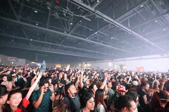 Massive Indoor Crowd Surges at Wobbleland 2026
