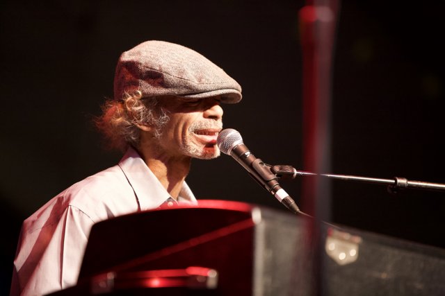 Keyboard Man in Hat Rocks 2010 Cochella!