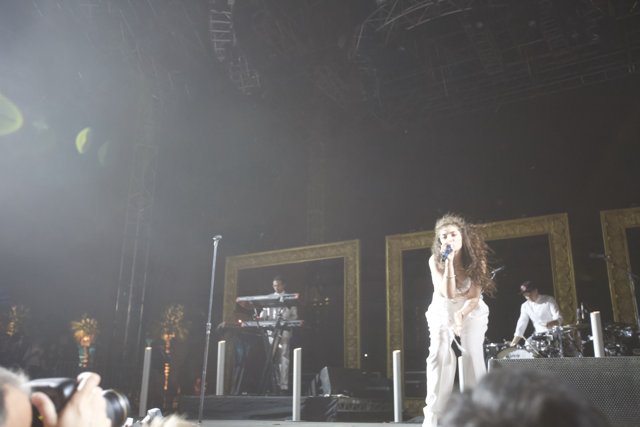 Lorde Rocks Coachella Stage