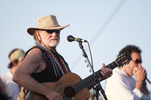 Willie Nelson's Acoustic Performance under the Blue Sky