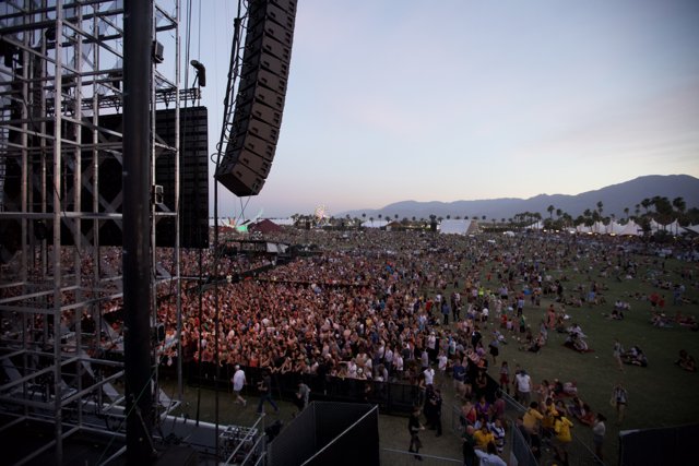 Coachella 2011: Sunday Concert Crowd