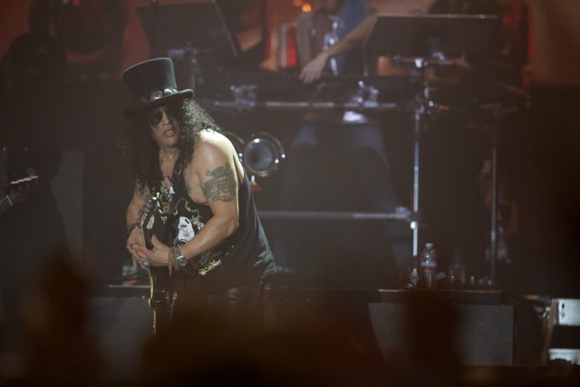 Slash rocks the Rock and Roll Hall of Fame