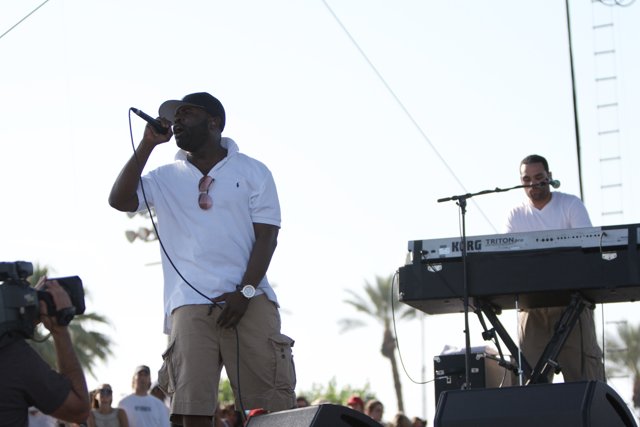 Black Thought performing under a palm tree