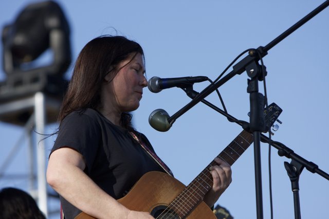Kim Deal Entertains the Crowd with Her Acoustic Performance