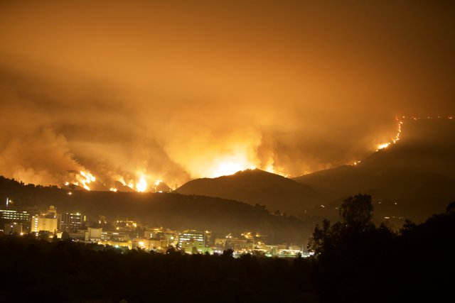 City threatened by raging forest fire