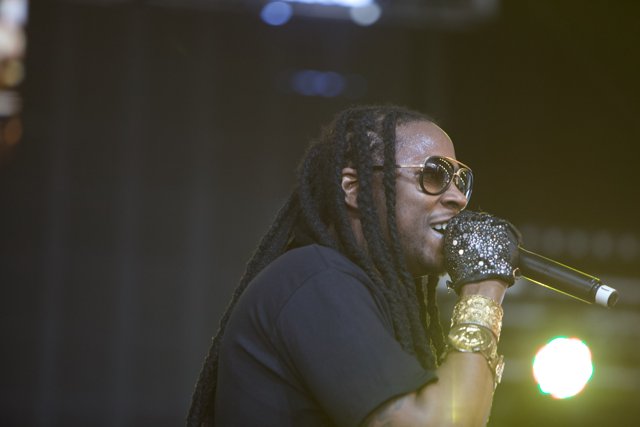 2 Chainz Rocks the Stage with his Signature Look