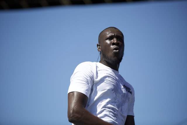 Stormzy rocks out on the tennis court