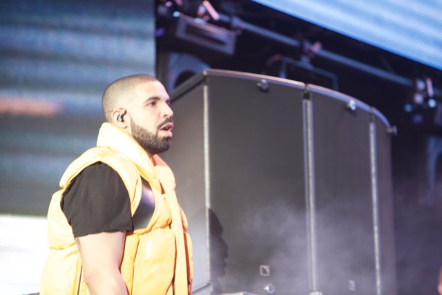 Drake Performs Solo at London's O2 Arena