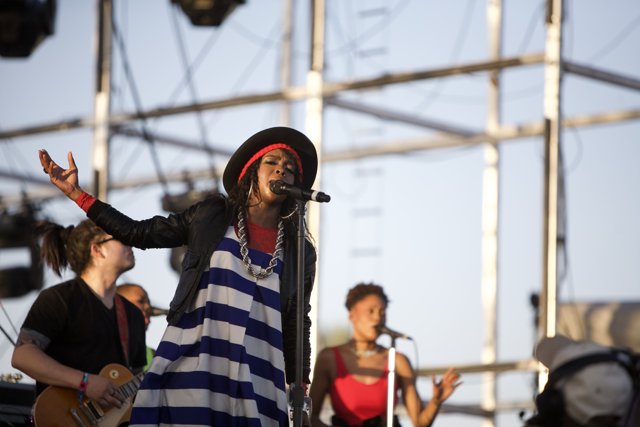 Lauryn Hill Rocks the Stage