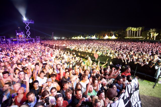 Coachella 2009: A Massive Crowd Enjoys the Music