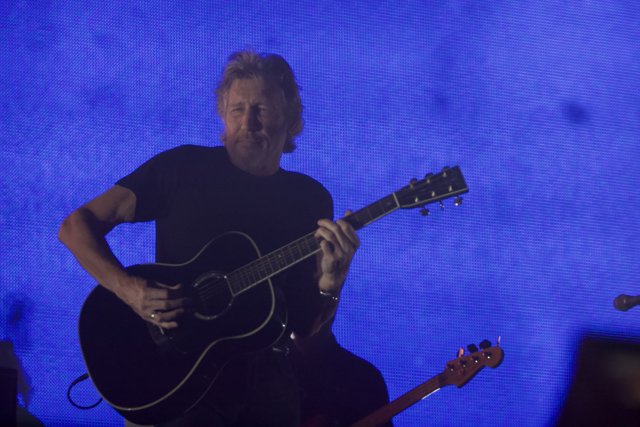 Roger Waters rocks Coachella with his guitar