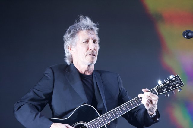 Roger Waters Rocks The Wall in London